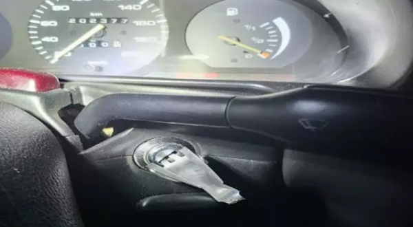 Ladrão usa garfo para furtar carro e some após perseguição