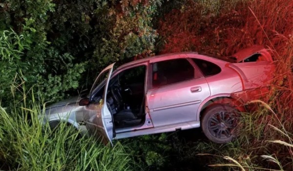 Duas pessoas ficam feridas após carro sair da pista na PR-180