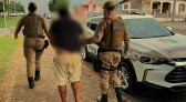 Homem com mandado de prisão por furto tenta fugir mas é capturado pela PM