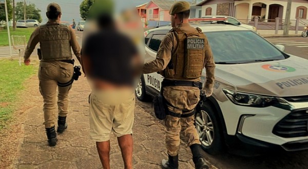 Homem com mandado de prisão por furto tenta fugir mas é capturado pela PM