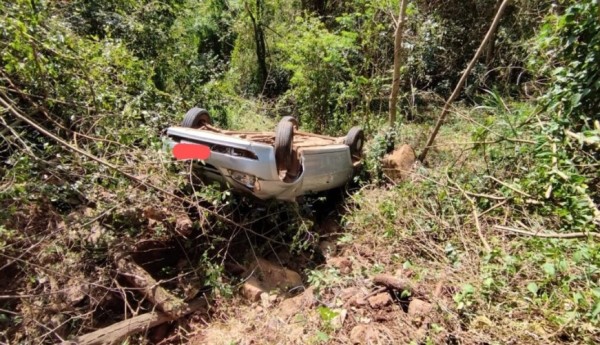 Saída de pista seguida de capotamento é registrada no Oeste de SC