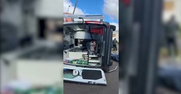 Ambulância do Samu capota após ser atingida por carro em cruzamento