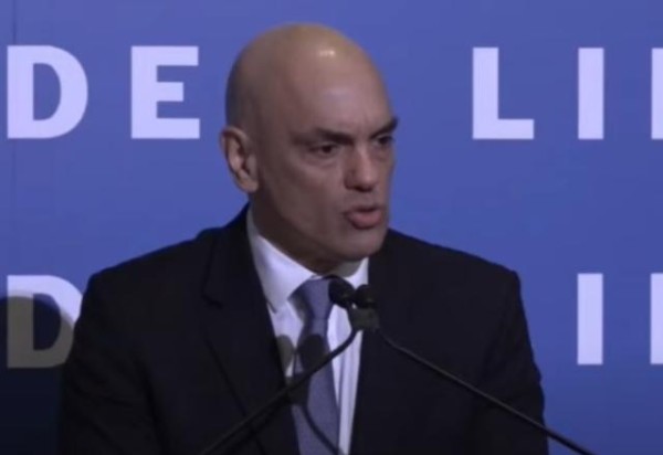 "As redes sociais não podem ser terra de ninguém”, diz Moraes