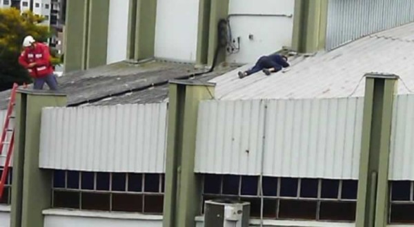 Homem sobe em telhado e dorme no Oeste de SC