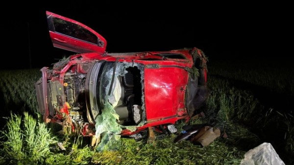 Acidente deixa dois jovens gravemente feridos