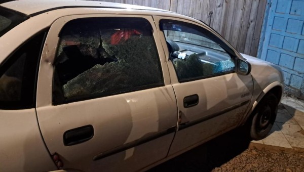 Homem foge após ameaçar vítima e danificar veículo com facão no bairro Melo