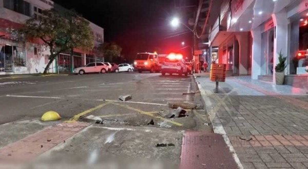 Dirigindo em alta velocidade, menor tenta fugir da PM e sofre acidente no centro