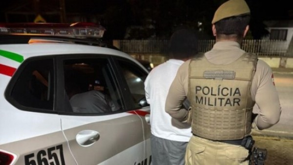 Condenado por estuprar a própria filha e matar a esposa é preso em área de mata em SC