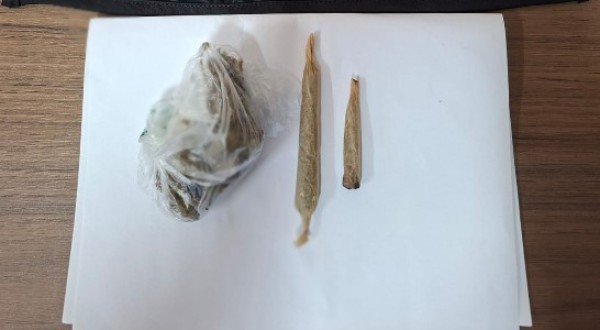Homem é flagrado com maconha durante abordagem policial