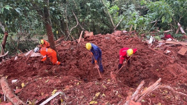 Bombeiros de SC já resgataram mais de 2,3 mil pessoas no RS durante enchente