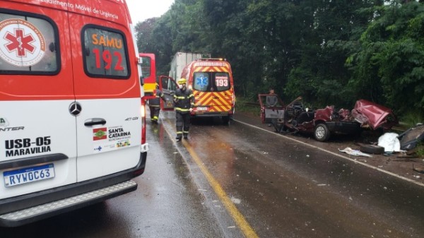 Condutor fica preso às ferragens após colisão com carreta na BR-282 em Iraceminha