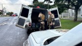 Polícia apreende veículo com produtos de descaminho