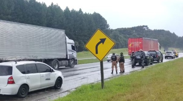 Suspeito com mandados em aberto faz homem e mulher reféns em carro ao fugir da PM no PR