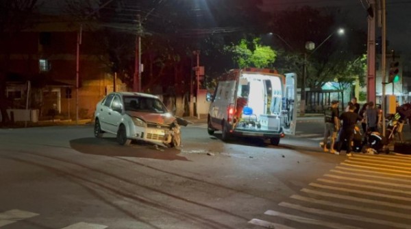 Jovem fica ferido em colisão envolvendo carro e moto