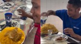 Trabalhador serve montanha de comida em refeitório e atrai atenção nas redes sociais no Grande Recife