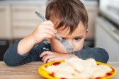 Confira estratégias simples e eficazes para ajudar crianças autistas a se alimentarem melhor