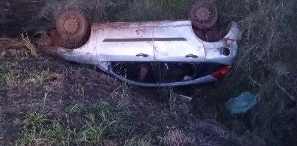 Carro capota na BR-158 e deixa motorista ferido