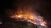 Casa fica completamente destruída em incêndio