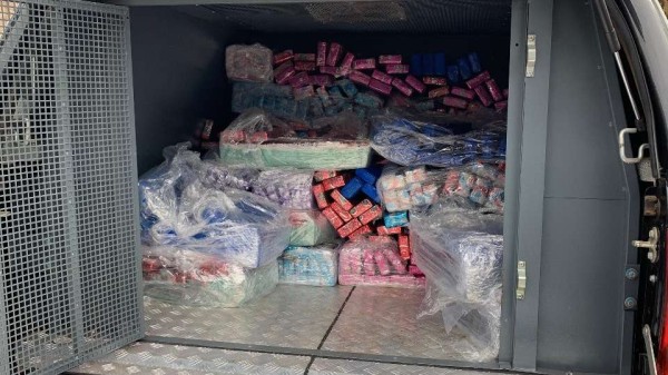 Casa abandonada vira depósito de drogas: mais de uma tonelada de maconha é apreendida