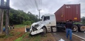 Colisão frontal entre carro e caminhão deixa uma mulher morta