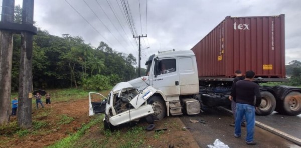 Colisão frontal entre carro e caminhão deixa uma mulher morta
