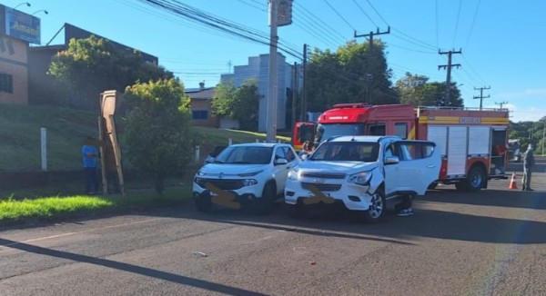 Colisão frontal entre carro e motocicleta deixa homem ferido