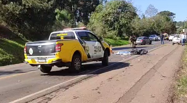 Mulher morre em colisão frontal entre ônibus e motocicleta