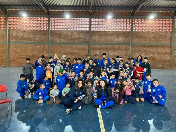 Associação Nacional realiza ação solidária com entrega de cestas e doces para crianças do projeto de futsal