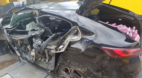 PRF atende acidente com quatro veículos e encontra carro roubado carregado com droga