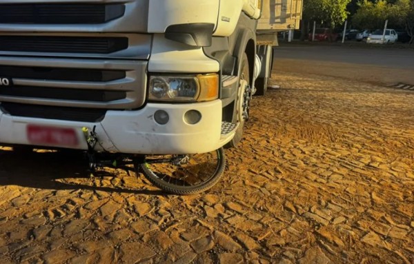 Homem é socorrido em estado grave após colisão entre caminhão e bicicleta