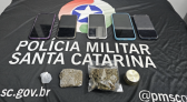 PM apreende maconha com adolescentes em praça no centro