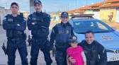 Criança em tratamento de câncer realiza sonho de andar em carro da PM