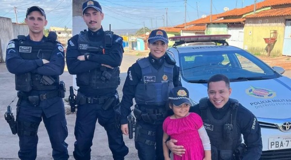 Criança em tratamento de câncer realiza sonho de andar em carro da PM