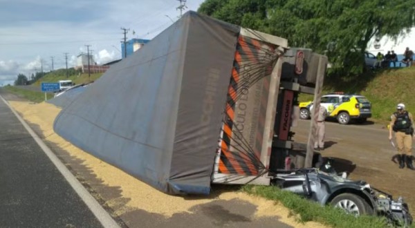 Caminhão tomba em cima de carro e mata três pessoas em Guarapuava, diz Corpo de Bombeiros