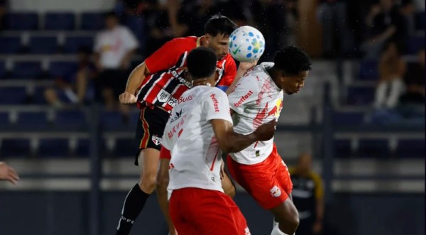 São Paulo vira sobre o Bragantino fora de casa e segue líder do Brasileirão