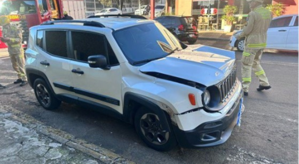 Colisão entre carros deixa passageira ferida em Francisco Beltrão