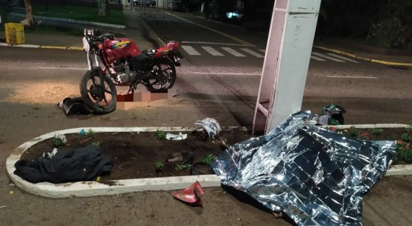 Mulher morre após a motocicleta em que era passageira colidir em poste