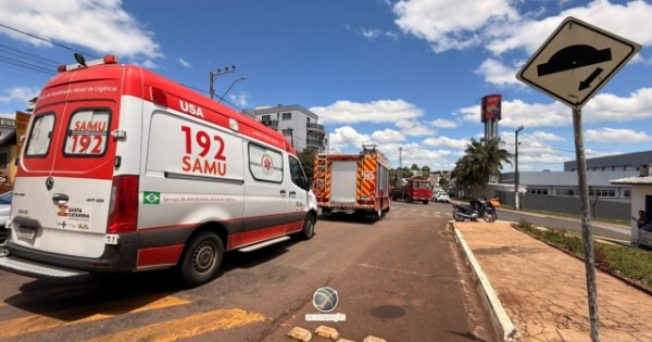 Mulher é resgatada após colisão entre motocicleta e caminhão no Bairro São Jorge em São Miguel do Oeste