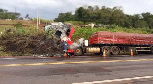 Caminhão carregado com açúcar é destruído por incêndio na BR-163