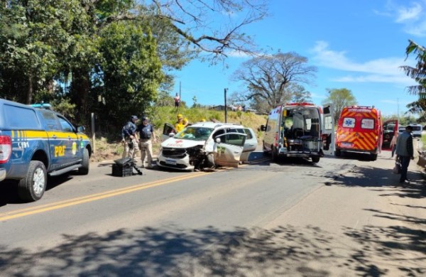 Colisão envolvendo carro da saúde deixa sete feridos na BR-282