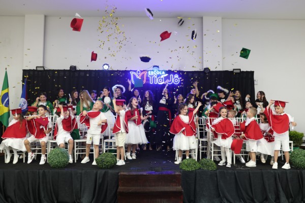Jardim 3, 5º ano e 9º ano se Formam na Escola Tia Jô!