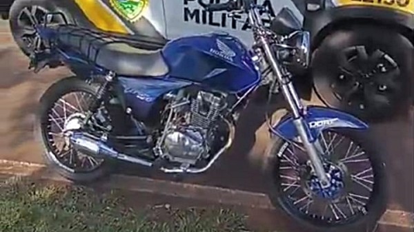 Condutor é flagrado realizando manobras perigosas e perde motocicleta