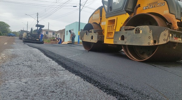 Para melhor trafegabilidade e conforto da população, ruas recebem recapeamento asfáltico