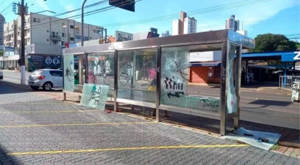 Vândalos destroem abrigo de passageiros com paver