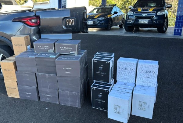 Veículo de locadora é abordado com 300 garrafas de vinho argentino na BR-153