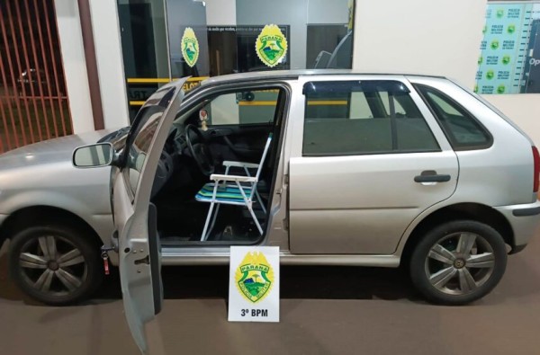 Motorista embriagado é preso após ser flagrado conduzindo Gol com cadeira de praia no lugar do banco