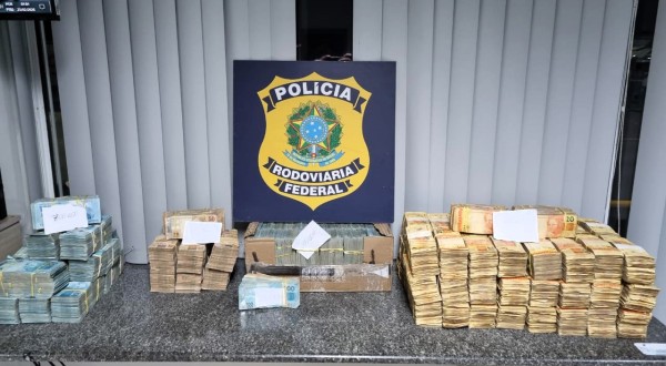 PRF apreende cerca de R$ 2 milhões escondidos em carro