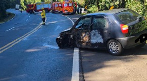 Colisão entre carro e caminhão deixa dois feridos na BR-158