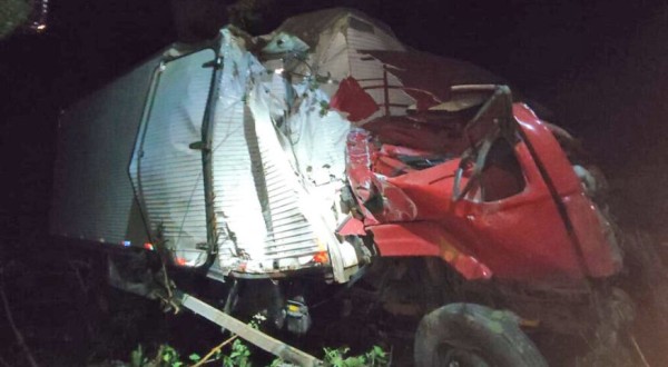 Motorista de 66 anos sofre ferimentos leves após despencar de ponte no Oeste