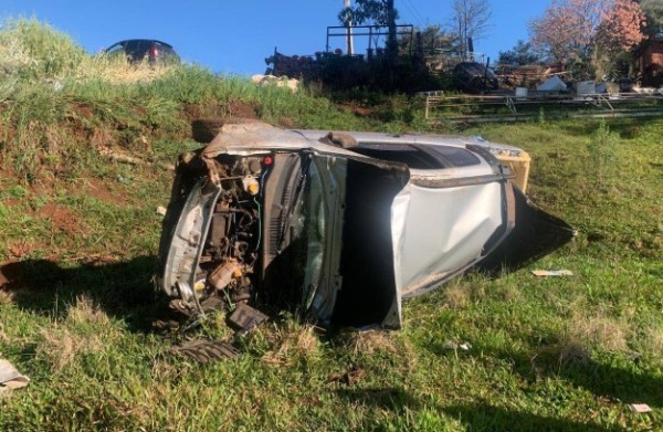 Homem fica ferido após veículo capotar na PR-180